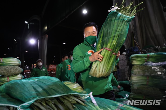[서울=뉴시스]손학규 민생당 상임선대위원장이 2일 서울 송파구 가락동 농수산물시장에서 '오로지민생 선거대책위원회 출정식'을 한 뒤 파를 옮기고 있다. (사진=민생당 제공) 2020.04.02.&nbsp; photo@newsis.com