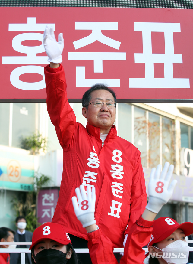 [대구=뉴시스] 이윤청 기자 = 대구 수성을에 출마하는 홍준표 전 자유한국당 대표가 2일 대구 수성구 두산오거리에서 출근 인사를 하고 있다. 2020.04.02. radiohead@newsis.com