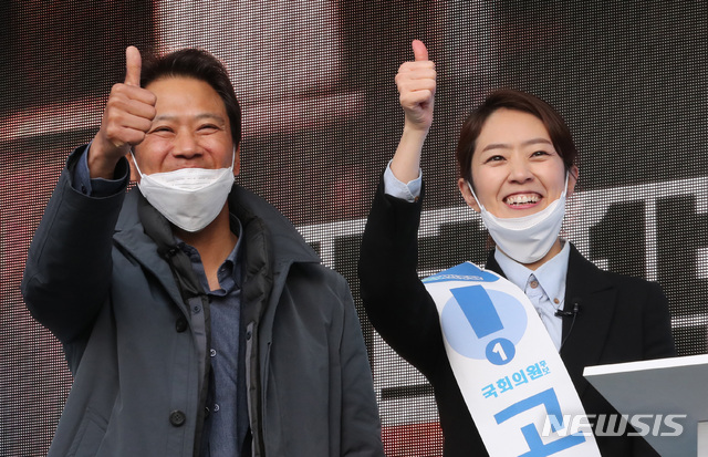 [서울=뉴시스] 전진환 기자 = 4.15 총선 공식 선거운동일인 2일 오전 광진을에 출마한 고민정 더불어 민주당 후보가 서울 광진구 자양사거리에서 임종석 전 비서실장과 첫 유세 중 엄지척을 하고 있다. 2020.04.02.&nbsp; amin2@newsis.com