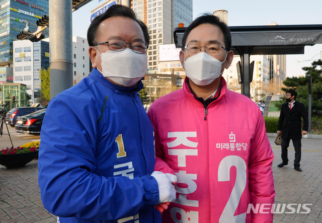 [대구=뉴시스] 이무열 기자 = 김부겸 후보와 주호영 후보가 2일 오전 대구 수성구 범어네거리에서 출근길 인사 시작전 악수하고 있다. 2020.04.02.lmy@newsis.com