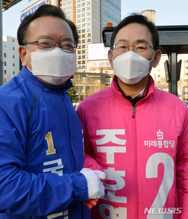 [대구=뉴시스] 이무열 기자 = 김부겸 후보와 주호영 후보가 2일 오전 대구 수성구 범어네거리에서 출근길 인사 시작전 악수하고 있다. 2020.04.02. lmy@newsis.com 