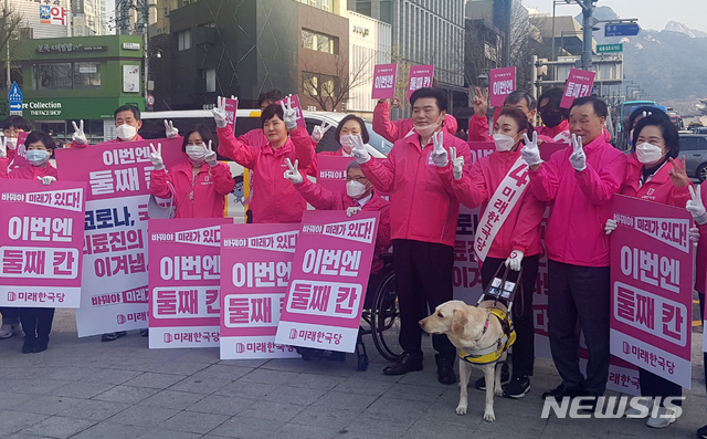 [서울=뉴시스]김성진 기자 = 4·15 총선 선거운동이 시작된 2일 오전 원유철 미래한국당 대표와 비례대표 후보들이 서울 세종로사거리에서 "코로나, 국민과 의료진의 힘으로 이겨냅시다!" 등의 피켓을 들고 거리인사를 하고 있다. 2020.04.02. ksj87@newsis.com