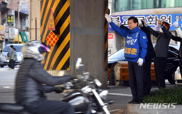 [부산=뉴시스] 하경민 기자 = 제21대 국회의원 선거 공식 선거운동 첫날인 2일 오전 부산 부산진구의 한 교차로에서 부산진구갑에 출마한 더불어민주당 김영춘 후보가 출근길 시민들을 상대로 지지를 호소하고 있다. 2020.04.02.yulnetphoto@newsis.com