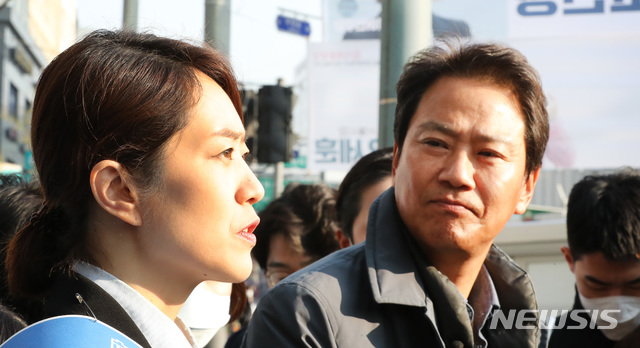 [서울=뉴시스] 전진환 기자 = 4.15 총선 공식 선거운동이 시작된 2일 오전 광진을에 출마한 고민정 더불어 민주당 후보가 서울 광진구 자양사거리에서 기자들과 인터뷰를 하고 있다. 오른쪽은 임종석 전 대통령비서실장 2020.04.02. amin2@newsis.com