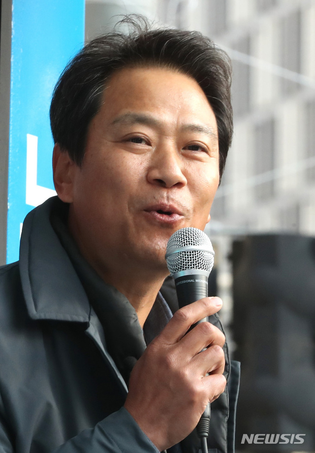 [서울=뉴시스] 전진환 기자 = 4.15 총선 공식 선거운동이 시작된 2일 오전 임종석 전 대통령비서실장이 서울 광진구 자양사거리에서 광진을에 출마한 고민정 더불어 민주당 후보 지지발언을 하고 있다. 2020.04.02. amin2@newsis.com