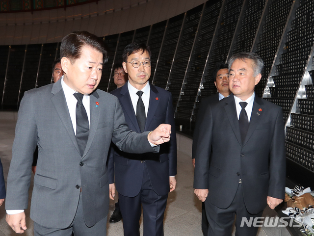 [제주=뉴시스] 오영훈(제주시을·왼쪽) 국회의원과 위성곤(서귀포시·가운데) 의원, 송재호(제주시갑·오른쪽) 의원. (사진=뉴시스DB)