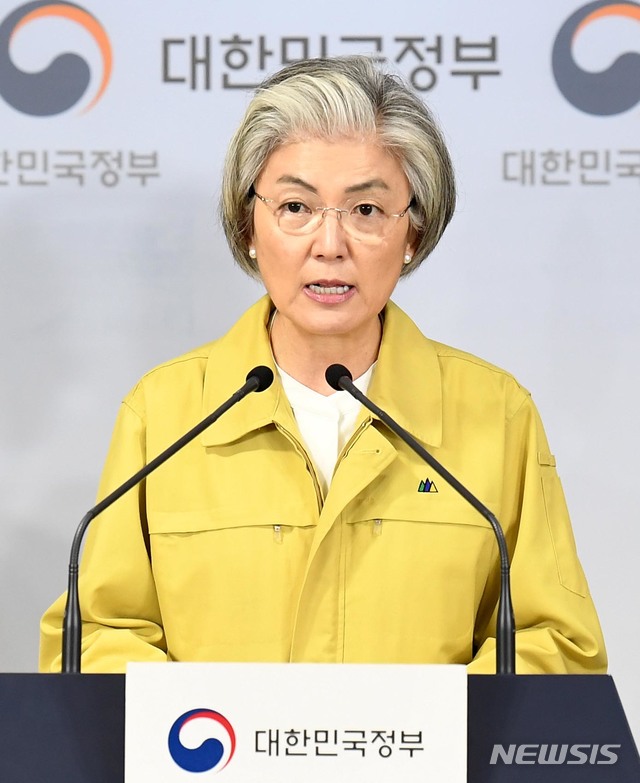 [서울=뉴시스]사진공동취재단 = 강경화 외교부 장관이 지난 2일 오전 서울 종로구 세종대로 정부서울청사 합동브리핑룸에서 제 21대 국회의원 선거 대국민 담화문을 발표하고 있다. 2020.04.02. photo@newsis.com