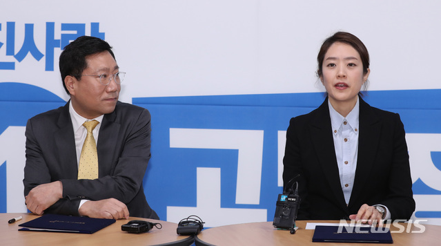 [서울=뉴시스] 전진환 기자 = 4.15 총선 공식 선거운동이 시작된 2일 오전 광진을에 출마한 고민정 더불어민주당 후보가 서울 광진구 선거사무소에서 양정철 더불어민주당민주연구원장과 공약이행 정책협약식을 하고 있다. 2020.04.02. amin2@newsis.com