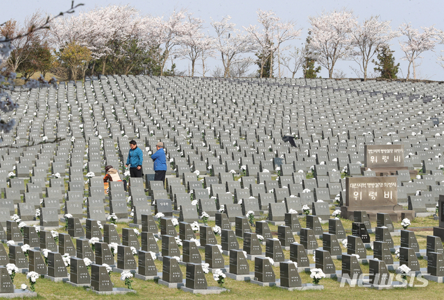 [제주=뉴시스]우장호 기자 = 제주4·3 72주년을 하루 앞둔 2일 제주시 봉개동 4·3 평화공원에 내 행방불명인 묘지에 4·3 유족이 찾아와 참배하고 있다. 2020.04.02. woo1223@newsis.com