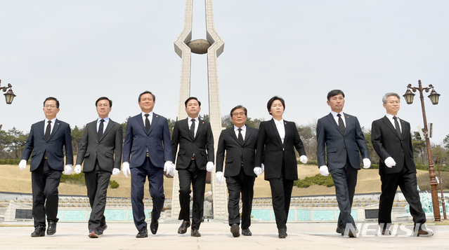 [광주=뉴시스] 류형근 기자 = 21대 국회의원 선거운동이 시작된 2일 오전 광주 북구 운정동 국립5·18민주묘지에서 더불어민주당 광주지역 후보들이 참배를 한 뒤 돌아가고 있다. 2020.04.02.&nbsp; hgryu77@newsis.com