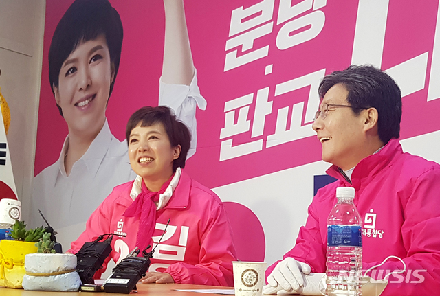 [성남=뉴시스]김성진 기자 = 4·15 총선 선거운동이 시작된 2일 오전 수도권 지역구 후보 격려 방문을 이어가고 있는 유승민 미래통합당 의원이 경기도 성남시 김은혜 미래통합당 경기 성남시 분당구갑 후보 선거사무소를 찾아 이야기 나누고 있다. 2020.04.02. ksj87@newsis.com