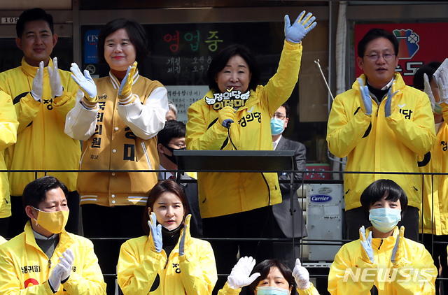 [인천=뉴시스] 이종철 기자 = 심상정 정의당 상임선대위원장이 2일 오전 인천시 연수구 송도 농협사거리에서 21대 총선 중앙선대위 선거운동 출정식을 갖고 인사말을 하며 연수을 이정미 후보와 손을 흔들고 있다. 2020.04.02. jc4321@newsis.com