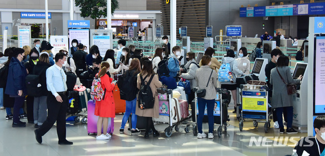 [인천공항=뉴시스] 고범준 기자 = 일본이 기존 대구시와 경북 청도에 대해서만 적용하던 입국 거부 조치를 3일 0시부터는 한국 전역으로 확대 실시하기로 결정한 가운데 2일 인천국제공항 제2터미널 출국장 발권 카운터가 일본행 항공기를 타려는 사람들로 붐비고 있다. 2020.04.02.   photo@newsis.com