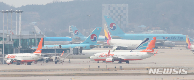 [인천공항=뉴시스]고범준 기자 = 2일 인천국제공항에 여객기가 주기되어 있다. 2020.04.02. photo@newsis.com