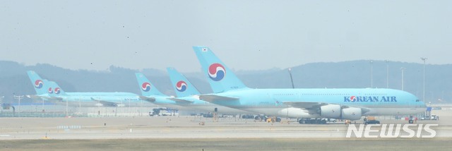 [인천공항=뉴시스]고범준 기자 = 2일 인천국제공항에 여객기가 주기되어 있다. 2020.04.02.&nbsp; photo@newsis.com
