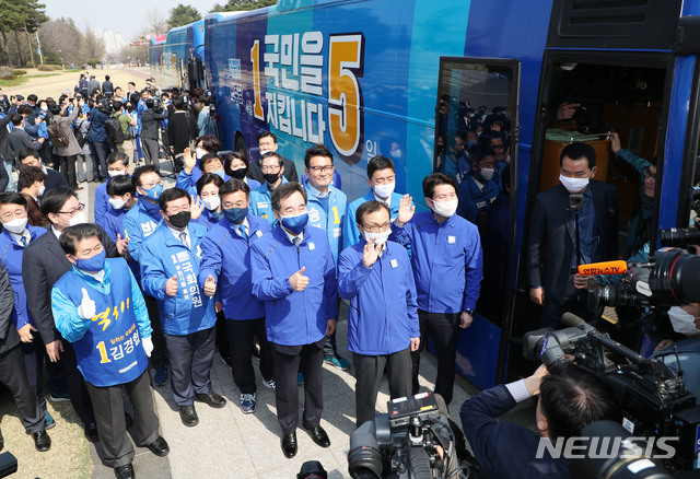 [서울=뉴시스] 김진아 기자 = 더불어민주당 이해찬, 이낙연 상임공동선대위원장, 이인영 공동선대위원장이 2일 서울 여의도 국회에서 더불어민주당-더불어시민당 제21대 총선 중앙선거대책위원회 합동 출정식 후 당버스에 탑승 전 파이팅을 외치고 있다. 2020.04.02. bluesoda@newsis.com