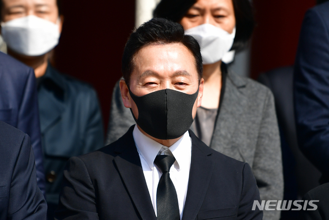 [광주=뉴시스] 류형근 기자 = 21대 국회의원 선거운동이 시작된 2일 오전 광주 북구 운정동 국립5·18민주묘지에서 정봉주 열린민주당 비례대표 후보가 참배를 한 뒤 지지를 호소하고 있다. 2020.04.02. hgryu77@newsis.com