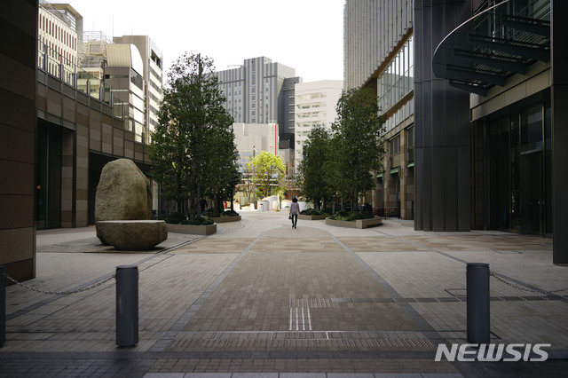 [도쿄=AP/뉴시스]지난 2일 일본 도쿄에서 한 시민이 인적이 거의 없는 거리를 걷고 있다. 도쿄에서는 신종 코로나바이러스 감염증(코론라19) 감염자 급증으로 외출 자제 요청이 내려졌다. 