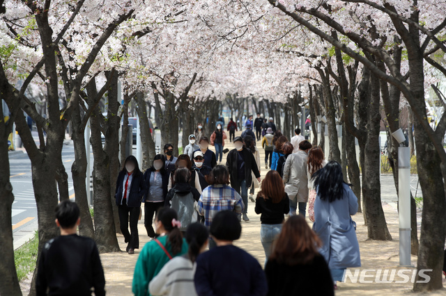 [대구=뉴시스] 이윤청 기자 = 지난 2일 시민들이 대구 수성구 수성못에서 산책을 하고 있다. 2020.04.02. radiohead@newsis.com