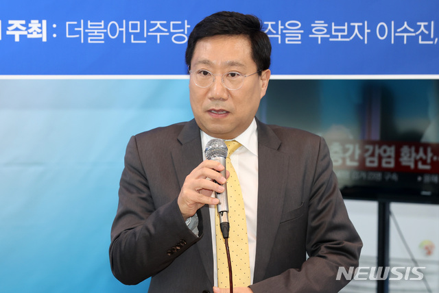 [서울=뉴시스] 이영환 기자 = 양정철 민주연구원장이 2일 오후 서울 동작구 이수진 후보 선거사무소에서 열린 '이수진 후보-민주연구원 공약이행 정책협약식'에 참석해 인사말을 하고 있다. 2020.04.02.&nbsp;&nbsp; 20hwan@newsis.com