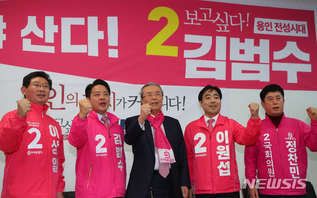 [용인=뉴시스] 장세영 기자 = 김종인 미래통합당 총괄선대위원장이 2일 경기도 용인시 동백죽전대로 김범수 미래통합당 21대 총선 용인정 후보자 선거사무소에서 김범수 용인정 후보, 정찬민 용인갑 후보, 이원섭 용인을 후보, 이상일 용인병 후보와 함께 기념촬영을 하고 있다. 2020.04.02. photothink@newsis.com