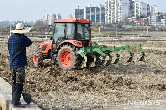 [수원=뉴시스] 김종택 기자 = 사진은 2020년 4월 2일 오후 경기 수원시 권선구 농촌진흥청 국립식량과학원 작물연구동에서 관계자들이 트랙터를 이용해 논갈이를 하고 있는 모습. 2020.04.02. semail3778@naver.com