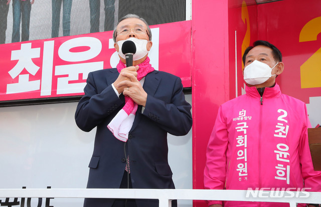 [오산=뉴시스] 장세영 기자 = 미래통합당 김종인 총괄선대위원장과 최윤희 21대 총선 오산 후보자가 2일 경기 오산시 최윤희 미래통합당 오산 후보 선거사무소 인근 유세차량에서 선거유세를 하고 있다. 2020.04.02. photothink@newsis.com