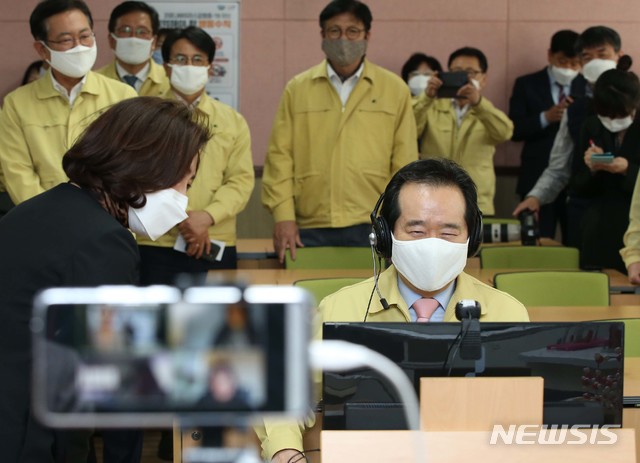 [서울=뉴시스]2일 오후 정세균 국무총리가 인천시 서구 초은고등학교를 방문해 온라인 개학 원격교육 현장을 참관하고 있다. (사진=문화체육관광부 제공) 2020.04.02. photo@newsis.com