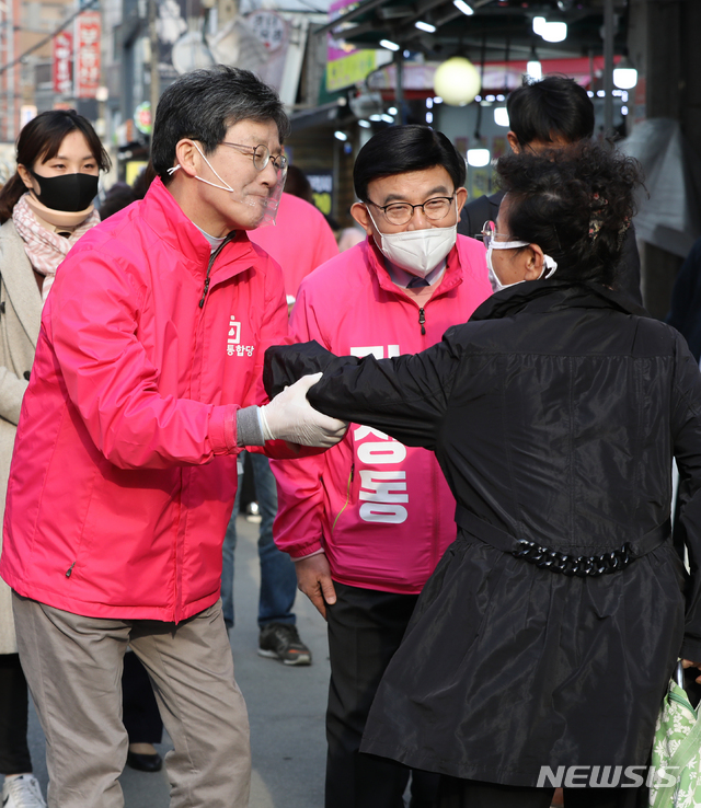 [서울=뉴시스] 조수정 기자 = 미래통합당 유승민(왼쪽) 의원이 제21대 국회의원선거(4.15 총선) D-13이자 공식 선거운동 시작일인 2일 오후 서울 마포구 망원시장에서 마포을 김성동(가운데) 후보 지원유세를 하고 있다. 2020.04.02. chocrystal@newsis.com