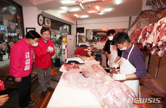 [서울=뉴시스] 조수정 기자 = 미래통합당 유승민(왼쪽 두번째) 의원이 제21대 국회의원선거(4.15 총선) D-13이자 공식 선거운동 시작일인 2일 오후 서울 마포구 망원시장에서 마포을 김성동(왼쪽) 후보 지원유세를 하고 있다. 2020.04.02. chocrystal@newsis.com