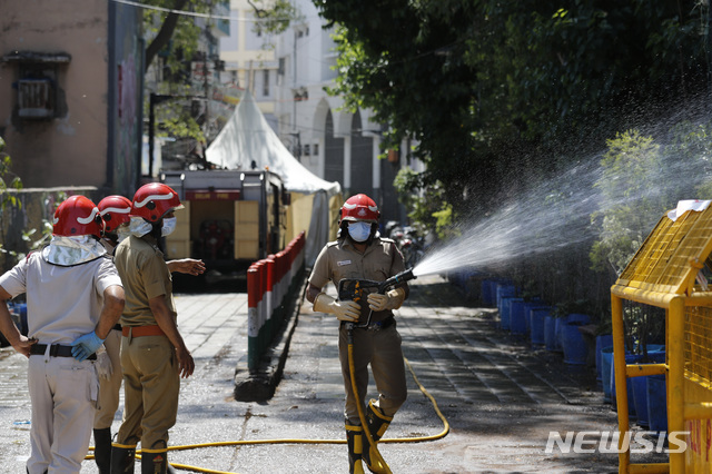 [니자무딘=AP/뉴시스] 인도 델리 주의 니자무딘 지역에서 소방관들이 신종 코로나바이러스 감염증(코로나19) 방역 작업을 하고 있다. 2020.04.17.