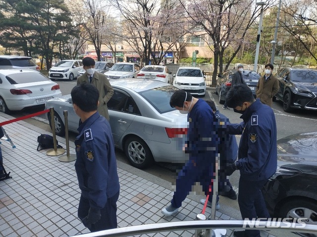 [서울=뉴시스]최현호 기자 = 3일 자본시장법 위반 등 혐의를 받는 김모 라임 대체운용본부장이 영장실질심사를 받기 위해 서울남부지법에 출석하고 있다. 2020.4.3&nbsp; photo@newsis.com 