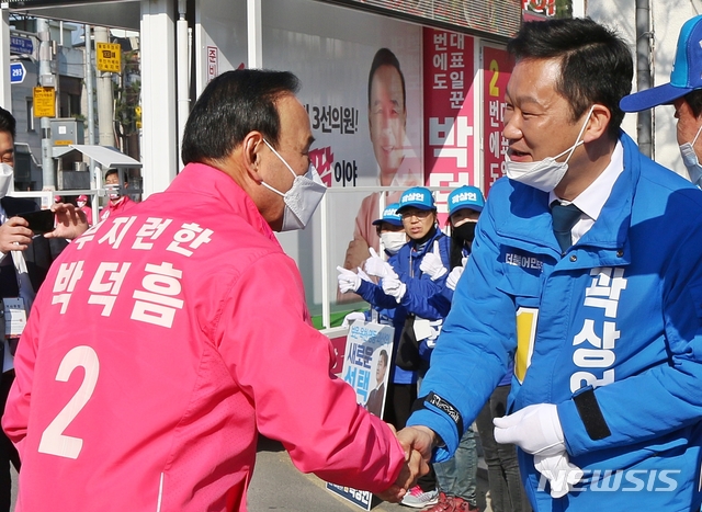 [괴산=뉴시스]강신욱 기자 = 21대 총선 공식 선거운동 이틀째인 3일 충북 괴산군 괴산읍 시계탑사거리에서 보은·옥천·영동·괴산선거구에 출마한 더불어민주당 곽상언 후보와 미래통합당 박덕흠 후보가 만나 악수를 하고 있다. 2020.04.03. ksw64@newsis.com   