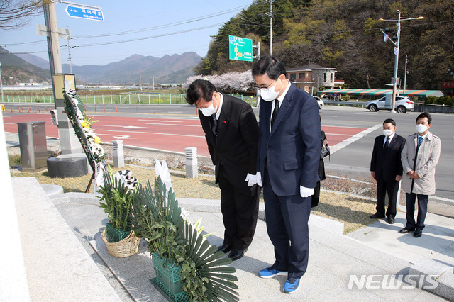 [창원=뉴시스] 강경국 기자 = 허성무 경남 창원시장이 3일 4·3 삼진 독립만세 의거 101주년을 맞아 팔의사창의탑에서 창원삼진독립의거기념사업회(회장 김익권) 관계자들과 함께 참배하고 있다. (사진=창원시청 제공). 2020.04.03.photo@newsis.com