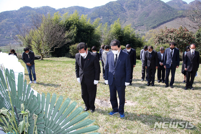 [창원=뉴시스] 강경국 기자 = 허성무 경남 창원시장이 3일 4·3 삼진 독립만세 의거 101주년을 맞아 팔의사묘역에서 창원삼진독립의거기념사업회(회장 김익권) 관계자들과 함께 참배하고 있다. (사진=창원시청 제공). 2020.04.03.photo@newsis.com
