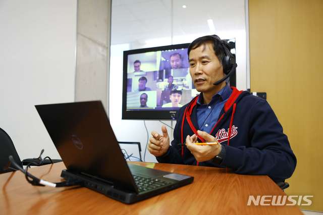 [대전=뉴시스] 권영선 KAIST 교육원장이 재학생들을 대상으로 실시간 쌍방향 화상프로그램인 줌(Zoom)을 이용해 원격수업을 진행하고 있는 모습.