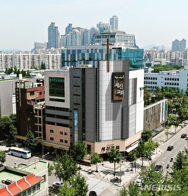 [서울=뉴시스]세신교회에 설치될 건물일체형 태양광 모습. (이미지=서울시 제공) 2020.04.06. photo@newsis.com