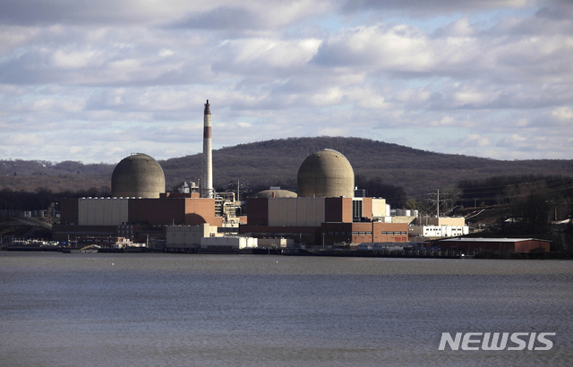 [뷰캐넌( 미 뉴욕주)= AP/뉴시스] 허드슨 강가에 있는 뉴욕주의 인디언포인트원자력 발전소. 이 곳에서는 코로나19에 대비해 근무인력을 줄이는 등 대책을 세웠지만 원자력 규제위원회는 철거회사에 매각해 영구폐쇄하는 안을 승인했다.&nbsp; 