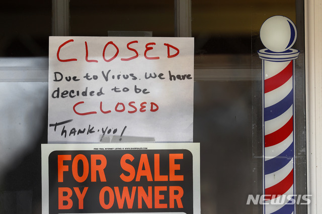 [그로스 포인트 우즈(미 미시간주)=AP/뉴시스]미 미시간주 그로스 포인트 우즈의 한 점포 유리창에 지난 2일 "신종 코로나바이러스 감염증(코로나19)으로 폐업한다"는 안내문과 함께 점포 매각 광고가 붙어 있다. 국제노동기구(ILO)에 따르면 코로나19로 많은 회사들이 영구적으로든 또는 일시적으로든 문을 닫고 직원들을 해고하면서 전 세계 33억명에 달하는 취업자들의 81%가 그들의 일자리에 영향을 받고 있다. 2020.4.8