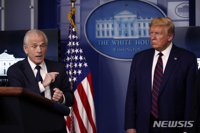 [워싱턴=AP/뉴시스] 2일(현지시간) 백악관 브리핑에서 피터 나바로 백악관 무역·제조업 정책국장(왼쪽)이 도널드 트럼프 대통령(오른쪽) 옆에 선 채 신종 코로나바이러스 감염증(코로나19)에 대해 이야기하고 있다. 2020.04.07. 