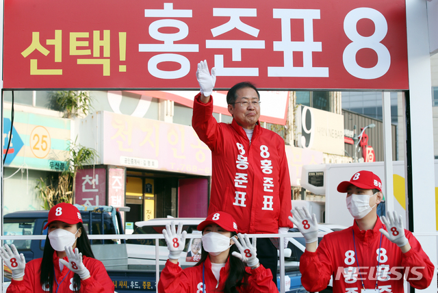 [대구=뉴시스] 이윤청 기자 = 대구 수성을에 출마하는 홍준표 전 자유한국당 대표가 3일 대구 수성구 두산오거리에서 출근길 인사를 하고 있다. 2020.04.03. radiohead@newsis.com