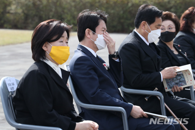 [제주=뉴시스]박영태 기자 = 이인영 더불어민주당 원내대표와 심재철 미래통합당 원내대표, 심상정 정의당 대표가 3일 제주시 봉개동의 제주 4·3평화공원에서 열린 제72주년 제주 4·3 희생자 추념식에 참석하고 있다. 2020.04.03.since1999@newsis.com