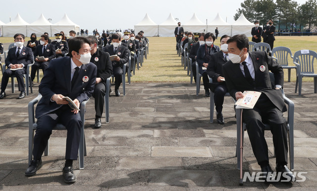 [제주=뉴시스]박영태 기자 = 3일 제주 4·3 평화공원에서 열린 '제72주년 제주 4·3 희생자 추념식'에 더불어민주당 이인영 원내대표(왼쪽)와 미래통합당 심재철 원내대표가 대화하고 있다. 2020.04.03.since1999@newsis.com