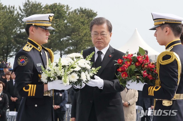 [제주=뉴시스]박영태 기자 = 문재인 대통령이 3일 제주시 봉개동의 제주 4·3평화공원에서 열린 제72주년 제주 4·3 희생자 추념식에 참석해 위령제단에 헌화하고 있다. 2020.04.03.since1999@newsis.com