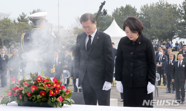 [제주=뉴시스]박영태 기자 = 문재인 대통령과 김정숙 여사가 3일 제주시 봉개동의 제주 4·3평화공원에서 열린 제72주년 제주 4·3 희생자 추념식에 참석해 위령제단에 헌화 후 묵념을 하고 있다. 2020.04.04.since1999@newsis.com