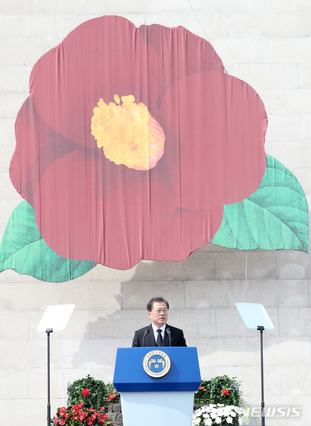 [제주=뉴시스]박영태 기자 = 문재인 대통령이 3일 제주시 봉개동의 제주 4·3평화공원에서 열린 제72주년 제주 4·3 희생자 추념식에 참석해 추념사를 하고 있다. 2020.04.03. since1999@newsis.com 