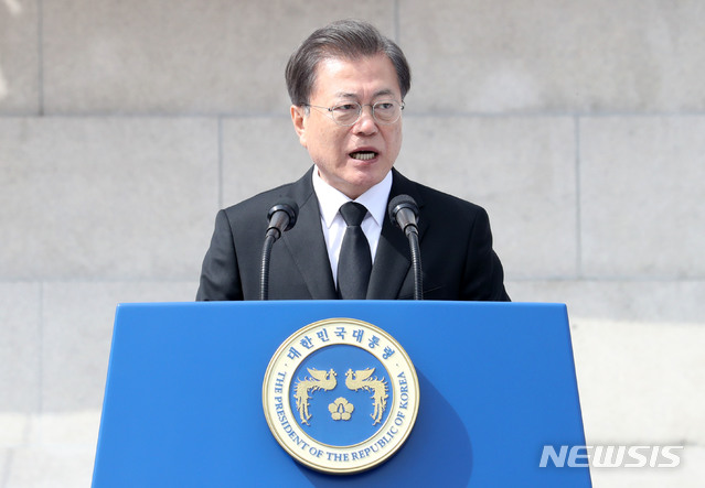 [제주=뉴시스]박영태 기자 = 문재인 대통령이 3일 제주시 봉개동의 제주 4·3평화공원에서 열린 제72주년 제주 4·3 희생자 추념식에 참석해 추념사를 하고 있다. 2020.04.03. since1999@newsis.com 