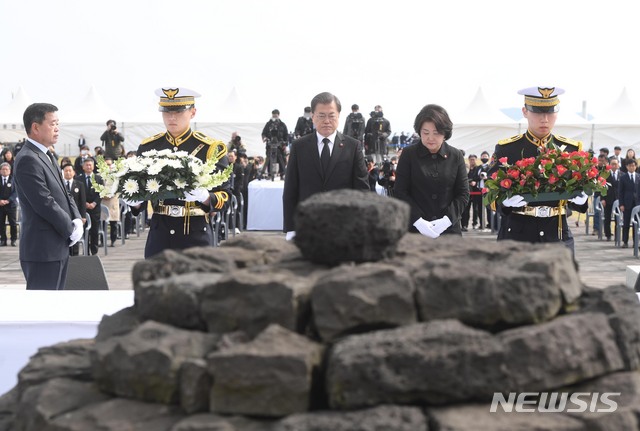 [제주=뉴시스]박영태 기자 = 문재인 대통령과 김정숙 여사가 3일 제주시 봉개동의 제주 4·3평화공원에서 열린 제72주년 제주 4·3 희생자 추념식에 참석해 헌화 및 분향하고 있다. 2020.04.03.since1999@newsis.com
