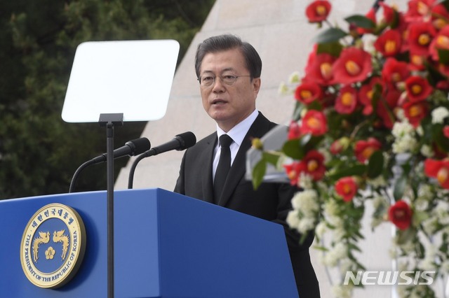 [제주=뉴시스]박영태 기자 = 문재인 대통령이 3일 제주시 봉개동의 제주 4·3평화공원에서 열린 제72주년 제주 4·3 희생자 추념식에 참석해 추념사를 하고 있다. 2020.04.03.since1999@newsis.com