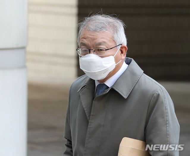 [서울=뉴시스] 조수정 기자 ='사법 행정권 남용 의혹' 양승태 전 대법원장이 59차 공판에 출석하기 위해 3일 오전 서울 서초동 서울중앙지방법원으로 들어서고 있다. 2020.04.03.&nbsp; chocrystal@newsis.com